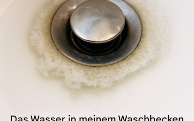 Das Wasser in meinem Badezimmerwaschbecken läuft immer langsamer ab, und es ist kein Klempner erreichbar. Was kann ich als Erstes tun?
