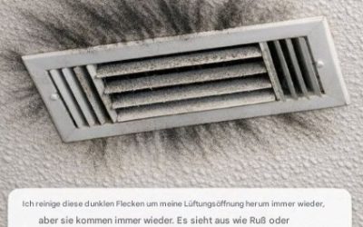 Ich reinige diese dunklen Flecken um meine Lüftungsöffnung immer wieder, aber sie kommen immer wieder. Es sieht aus wie Ruß oder vielleicht schwarzer Schimmel, der sich an der Decke ausbreitet. Es ist die einzige Lüftungsöffnung im Haus, die dieses Problem hat.