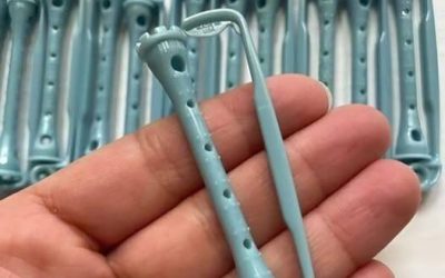 „Hab’s in Omas Schublade gefunden … aber was ist das bloß?“ Auf den ersten Blick sahen diese verbogenen Plastikteile aus wie gewöhnlicher Müll, bis die Wahrheit ans Licht kam.
