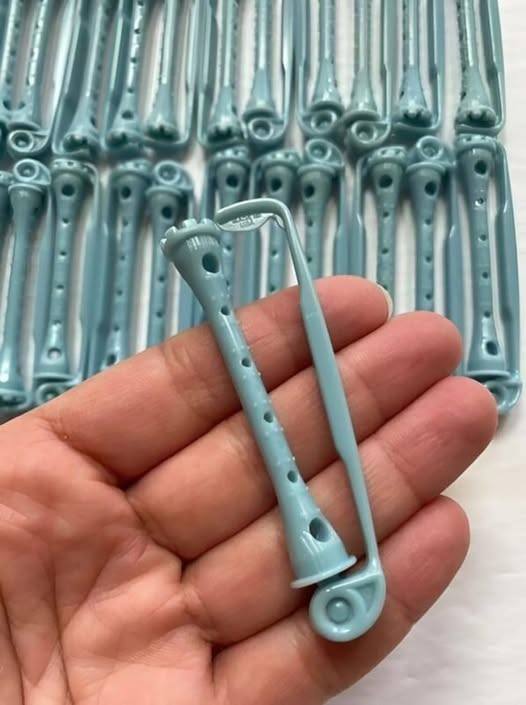 „Hab’s in Omas Schublade gefunden … aber was ist das bloß?“ Auf den ersten Blick sahen diese verbogenen Plastikteile aus wie gewöhnlicher Müll, bis die Wahrheit ans Licht kam.