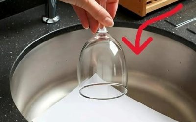 Wenn ich auf Reisen bin, stelle ich immer ein Glas und ein Stück Papier in die Spüle. Hier erfahren Sie, warum dieser Trick den Unterschied ausmacht