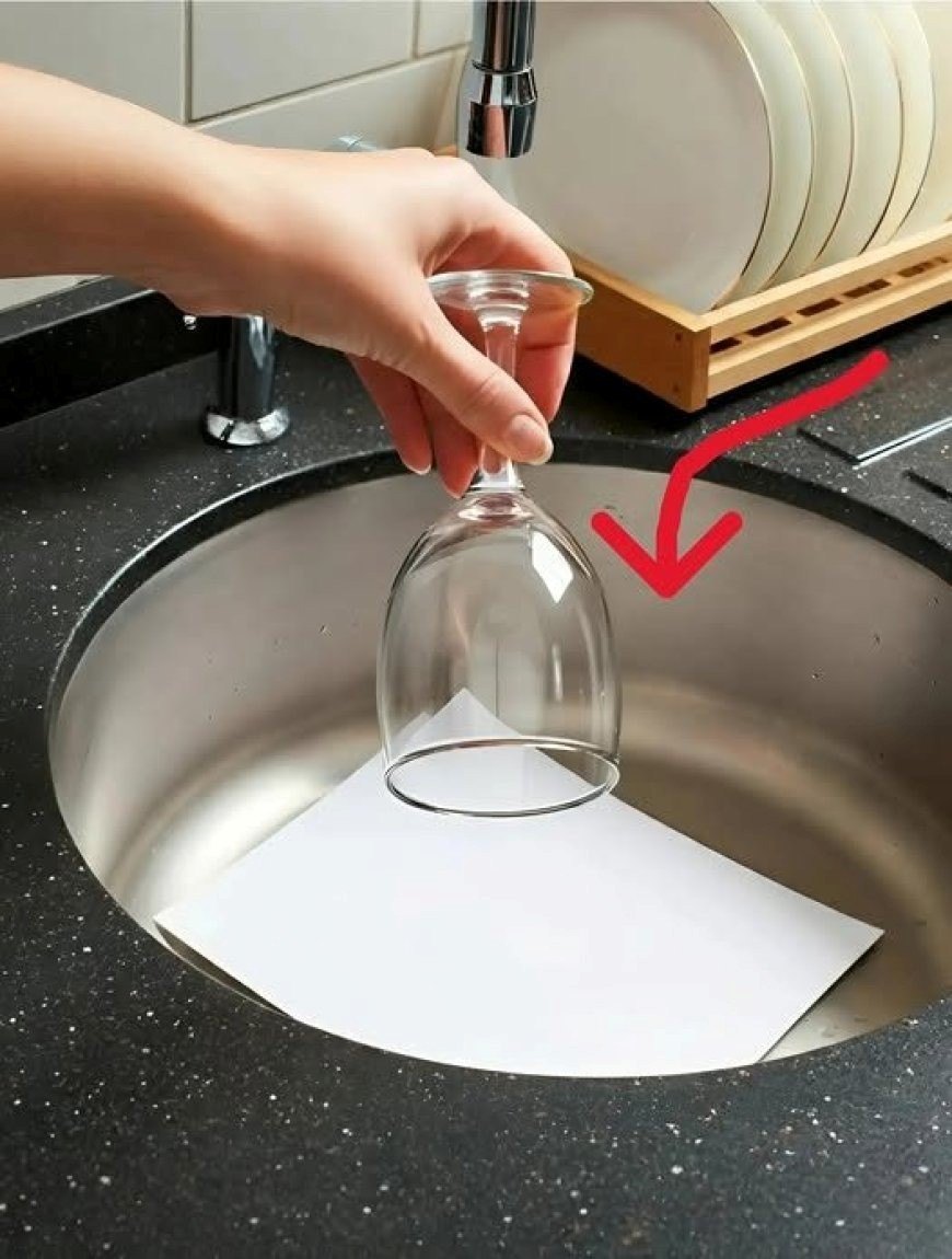 Wenn ich auf Reisen bin, stelle ich immer ein Glas und ein Stück Papier in die Spüle. Hier erfahren Sie, warum dieser Trick den Unterschied ausmacht