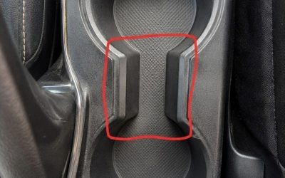 Wozu dient der seltsame Abstand zwischen den Getränkehaltern im Auto?