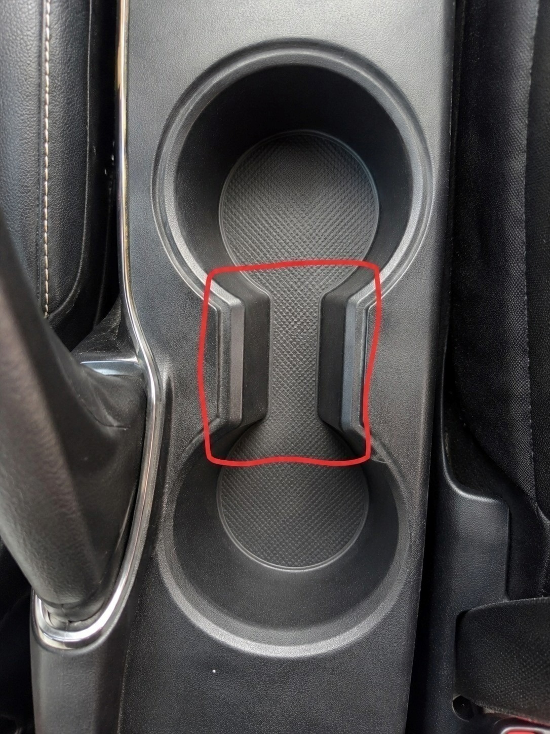 Wozu dient der seltsame Abstand zwischen den Getränkehaltern im Auto?
