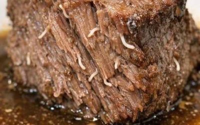 Ich habe meinen Rinderbraten aus dem Schmortopf geholt und dabei seltsame, weiße, faserige Dinger entdeckt, die aus dem Fleisch herausragten. Sie sehen aus wie kleine Würmer oder Parasiten. Ist das Fleisch befallen?