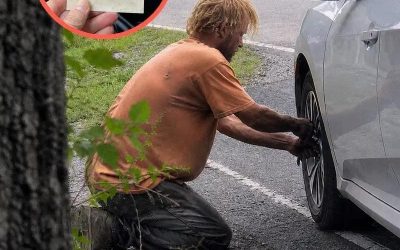 Ein Obdachloser half mir, einen platten Reifen auf der Route 9 zu wechseln, wo mein Sohn vor 20 Jahren verschwand – was er auf meinem Beifahrersitz hinterließ, rührte mich zutiefst.