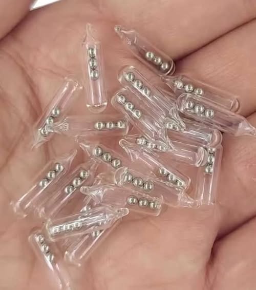 Identifizierung kleiner Glasröhrchen, die drei winzige Kugellager enthalten