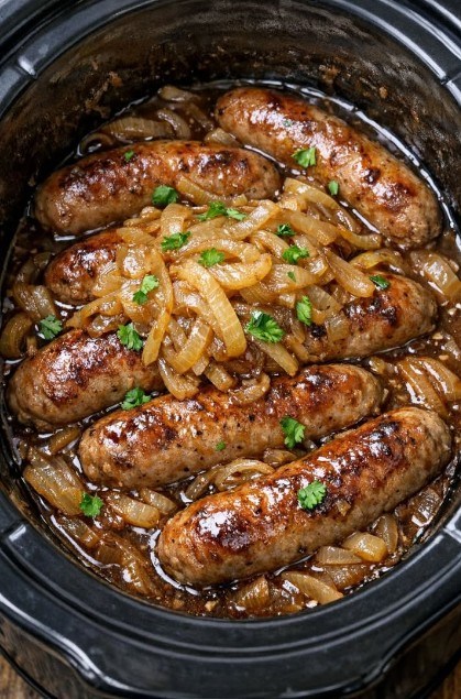 Würstchen und Zwiebeln aus dem Slow Cooker – Herzhaftes Wohlfühlessen mit nur 4 Zutaten