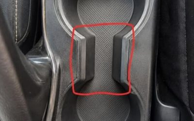 Wozu dient der seltsame Abstand zwischen den Getränkehaltern im Auto