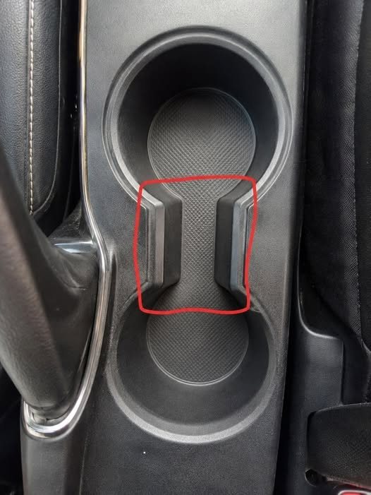 Wozu dient der seltsame Abstand zwischen den Getränkehaltern im Auto