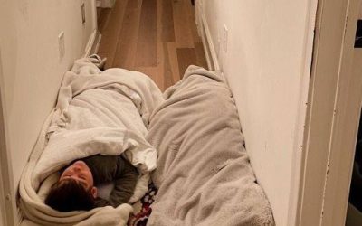 Als ich nach Hause kam, schliefen meine Kinder im Flur – was mein Mann aus ihrem Schlafzimmer gemacht hatte, während ich weg war, machte mich wahnsinnig.