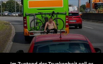 Betrunken legte er 300 km zurück, indem er sich an den Gepäckträger eines Busses klammerte.