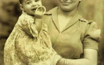 Dieses Baby wurde später eine der bekanntesten Stimmen der Welt Manche Bilder halten weit mehr fest als nur einen Augenblick. Auf den ersten Blick wirkt dieses alte Schwarz-Weiß-Foto wie eine gewöhnliche Familienszene aus längst vergangenen Zeiten. Eine Mutter hält ihr Baby liebevoll im Arm, während die Kamera einen stillen, unauffälligen Moment des Alltags einfängt. Nichts an diesem Bild scheint außergewöhnlich zu sein. Doch genau darin liegt seine Faszination. Denn Jahrzehnte später sollte dieses Kind Millionen Menschen auf der ganzen Welt begeistern und zu einer der bekanntesten Persönlichkeiten der Musikgeschichte werden. Damals ahnte niemand, welche Reise vor ihm lag. Dieses Foto zeigt keinen Star, keine Legende und keinen Künstler auf dem Höhepunkt seines Ruhms. Es zeigt lediglich den Anfang einer Geschichte, die später Generationen von Musikliebhabern berühren sollte.