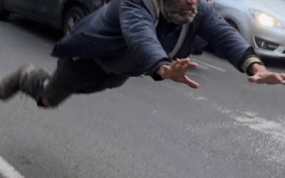 Ein obdachloser Ex-Lehrer rettete ein kleines Mädchen vor einem Autounfall – dann erkannte ihre Mutter seine Stimme.