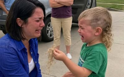 Meine Schwiegermutter nahm meinen 5-jährigen Sohn heimlich aus dem Kindergarten, um ihm seine goldenen Locken abzuschneiden: Was mein Mann ihr am Sonntagabend servierte, verschlug ihr die Sprache.