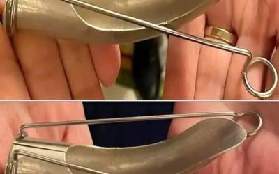 Meine Mutter hat das in der Schublade meines Vaters gefunden Manche Entdeckungen passieren völlig unerwartet – leise, unscheinbar und doch mit einer Wirkung, die lange nachhallt. Was zunächst wie ein gewöhnlicher Moment beginnt, kann plötzlich Fragen aufwerfen, die sich nicht sofort beantworten lassen. Diese Geschichte erzählt von genau so einem Augenblick: einer zufälligen Entdeckung, die nicht nur Neugier weckt, sondern auch ein Gefühl von Unsicherheit hinterlässt. Denn manchmal sind es nicht die Antworten, die uns beschäftigen – sondern die Dinge, die wir nicht vollständig verstehen können.