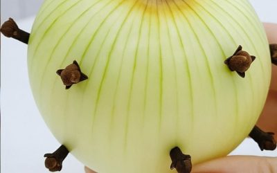 Meine Großmutter steckt immer Nelken in die Zwiebeln – Hier ist der Grund, warum diese französische Technik alles verändert
