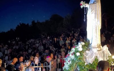 9-tägige Novene auf dem Erscheinungsberg!  Zur Vorbereitung auf den 45. Jahrestag der Erscheinungen betet die Seherin Marija auf Wunsch der Muttergottes eine Novene auf dem Erscheinungsberg.  Beginn des Rosenkranzgebets ist um 22 Uhr. Die Erscheinung der Muttergottes ist in etwa um 23 Uhr. Die Novene wird von 16.- 24. Juni gebetet.