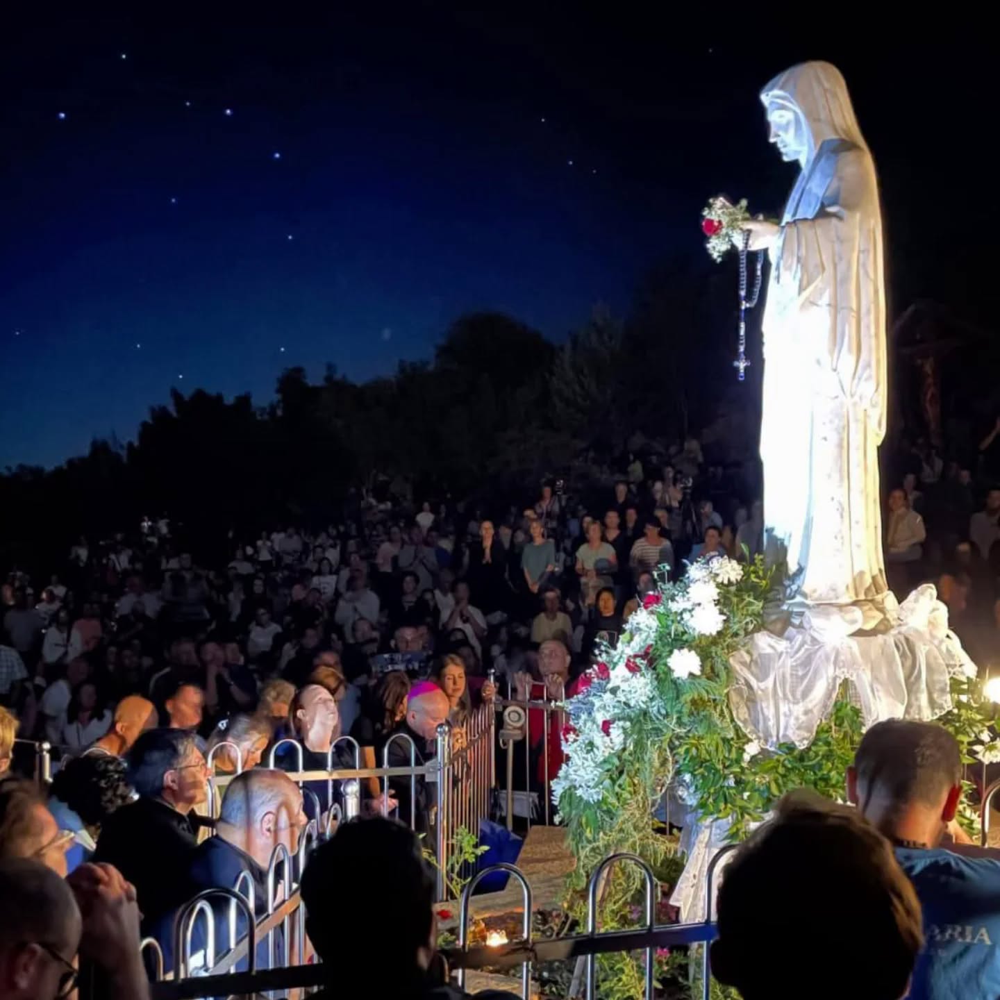 9-tägige Novene auf dem Erscheinungsberg!  Zur Vorbereitung auf den 45. Jahrestag der Erscheinungen betet die Seherin Marija auf Wunsch der Muttergottes eine Novene auf dem Erscheinungsberg.  Beginn des Rosenkranzgebets ist um 22 Uhr. Die Erscheinung der Muttergottes ist in etwa um 23 Uhr. Die Novene wird von 16.- 24. Juni gebetet.