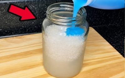 Ich gieße normalen Weichspüler über das Salz, um eine wochenlange Wirkung zu erzielen: Das muss in jedem Haushalt vorhanden sein!
