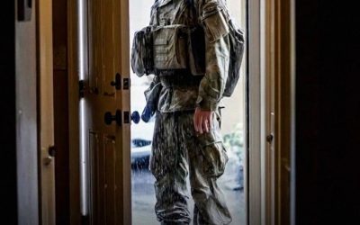 Ein Soldat klopfte an meine Tür – was er über meinen Sohn sagte, brachte mich dazu, meine Schlüssel zu nehmen und zu rennen