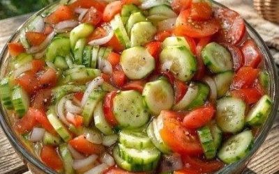 Normalerweise bin ich nicht so ein großer Salatfan, aber dieser hier hat mich wirklich überzeugt. Er ist frisch, sättigend und einfach lecker.