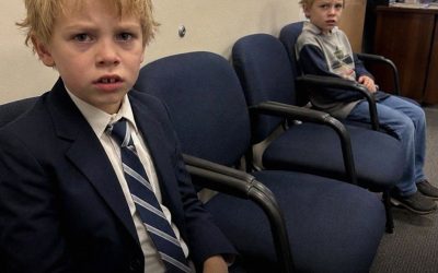 Ich wurde zur Schule gerufen, weil mein Sohn in eine Auseinandersetzung geraten war – als ich den Jungen sah, der neben ihm saß, wurde ich ganz blass