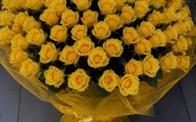Ich habe 100 gelbe Rosen bekommen, während mein Mann auf Geschäftsreise war – wegen der Anzahl der Blumen habe ich die Polizei gerufen