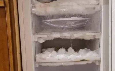 Gefrierschrank abtauen, ohne ihn vom Stromnetz zu trennen: Die narrensichere Methode, um Frost endgültig loszuwerden.