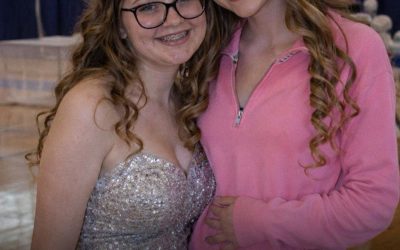 Meine Tochter hat ihr Traum-Abschlussballkleid einem misshandelten Mädchen auf dem Abschlussball geschenkt und ist in Sportkleidung nach Hause gekommen – dann rief der Schulleiter an und sagte: „Die Behörden suchen nach deiner Tochter.“
