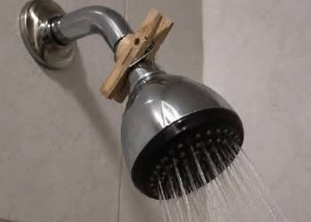 Würdest du eine Wäscheklammer aus Holz an deinen Duschkopf klemmen? Ich auch nicht … bis ich den überraschenden Grund dafür erfahren habe