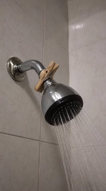 Würdest du eine Wäscheklammer aus Holz an deinen Duschkopf klemmen? Ich auch nicht … bis ich den überraschenden Grund dafür erfahren habe