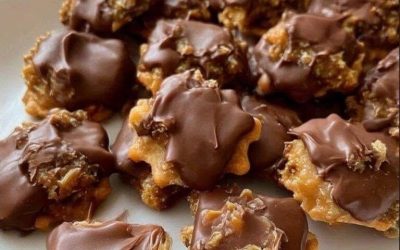 Old-School Pecan Dandy Do’s – süß, klebrig und wunderbar retro Das vollständige Rezept findest du im ersten Kommentar.