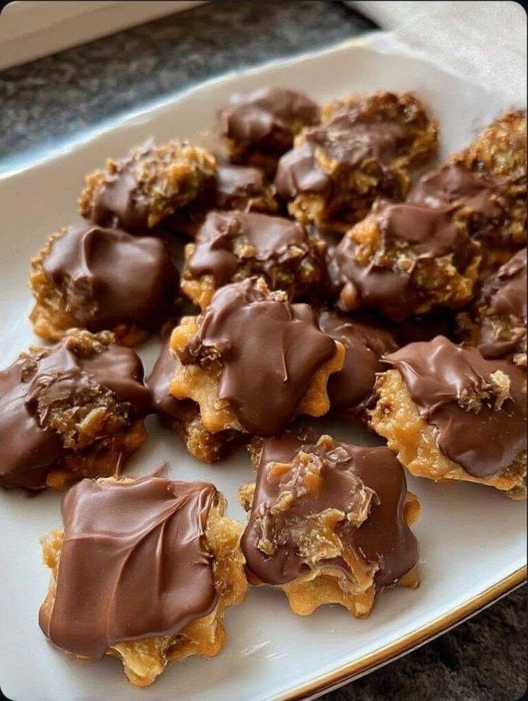 Old-School Pecan Dandy Do’s – süß, klebrig und wunderbar retro Das vollständige Rezept findest du im ersten Kommentar.