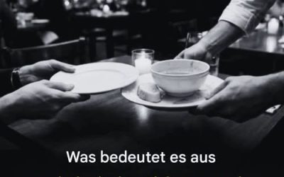Was die Psychologie darüber verrät, wenn jemand dem Kellner beim Abräumen des Tisches hilft.