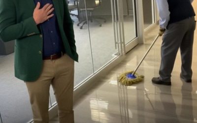 Wohlhabender Mann verspottet älteren Hausmeister, ohne zu wissen, dass er innerhalb von 20 Minuten alles verlieren würde