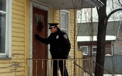 Mein kleiner Nachbar hat niemanden in sein Haus gelassen, bis ein Polizist kam und hineinging