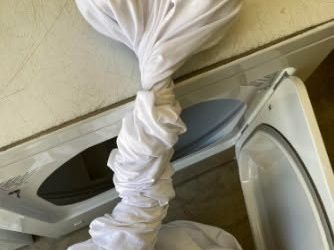 Wie man verhindert, dass Bettwäsche im Trockner verklumpt (und endlich den Krieg gegen die Wäsche gewinnt)