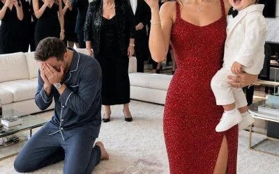 „Sobald meine Scheidungspapiere offiziell unterschrieben waren, habe ich die Luxuskreditkarte meiner Ex-Schwiegermutter sperren lassen. Und als mein Ex-Mann mich wütend anrief, sagte ich endlich die Wahrheit, die ich jahrelang verdrängt hatte: ‚Sie ist deine Mutter, Anthony – nicht meine. Wenn sie immer noch Designerhandtaschen und Champagner-Shoppingtouren will, dann kannst du sie dir ja selbst leisten.‘ Keine zwölf Stunden später hämmerte jemand gegen meine Haustür, als wollte er sie einreißen. ‚Was hast du angestellt, Marissa?‘, bellte Anthony mich ins Telefon. Seine Stimme, bebte vor Wut und Überheblichkeit, durchdrang die Stille meiner Küche. Die Scheidung war noch nicht einmal einen Tag durch. Und schon war der letzte Rest Respekt verschwunden. ‚Die Platin-Kreditkarte meiner Mutter wurde bei Bergdorf Goodman abgelehnt‘, fuhr er mich an. ‚Weißt du, wie peinlich das für sie war? Halb die Upper East Side hat zugesehen, wie sie behandelt wurde, als wäre sie eine Diebin.‘“ Ich lehnte mich an die Marmortheke und nahm einen ruhigen Schluck Espresso. Fünf anstrengende Jahre lang hatte ich Eleanors verschwenderisches Leben finanziert, während sie mich bei jeder Gelegenheit verachtete. Für sie war ich nie Familie gewesen. Ich war nur ein Bankkonto mit einem Ehering. „Sie wurde nicht wie eine Diebin behandelt, Anthony“, sagte ich ruhig. „Man hat sie an etwas erinnert, das ihr beide vergessen habt: Wenn dein Name nicht auf dem Konto steht, darfst du das Geld nicht ausgeben.“ Es herrschte Stille. Dann sagte ich leise: „Die Scheidung ist durch. Eleanor ist jetzt dein Problem. Sie wird nie wieder einen Cent von mir ausgeben.“ Ich beendete das Gespräch, bevor er etwas erwidern konnte. Dann blockierte ich ihn. In dieser Nacht genoss ich zum ersten Mal seit Jahren meine neu gewonnene Freiheit. Ich öffnete eine Flasche Amarone, aß allein zu Abend, während ich den Blick auf die Skyline von Manhattan schweifen ließ, und schlief friedlich mitten in meinem Bett, ohne dass irgendjemand etwas von mir verlangte. Zum ersten Mal seit Jahren fühlte ich mich frei. Ehrlich glaubte ich, dass Anthony und Eleanor auch aus meinem Leben verschwinden würden, sobald das Geld ausblieb. Ich irrte mich gewaltig. Punkt 6:42 Uhr am nächsten Morgen hämmerte es so heftig gegen meine Wohnungstür, dass die Wände zu zittern schienen. BOOM. BOOM. BOOM. Ich schreckte hoch, mein Herz raste. BOOM. BOOM. BOOM. Wer auch immer draußen war, klopfte nicht. Es klang, als wollte er sich gewaltsam Zutritt verschaffen. Dann hallte ihre Stimme durch den Flur. Scharf. Wütend. Voller Gift. „Mach die Tür sofort auf, Marissa!“ Eleanor schrie auf. „Keine erbärmliche kleine Goldgräberin demütigt mich öffentlich und kommt damit ungeschoren davon!“ Plötzlich herrschte eisige Stille im Raum. Es war Eleanor. Und in diesem erschreckenden Moment begriff ich etwas Schlimmeres, als ich mir je hätte vorstellen können: Die Geldzufuhr zu unterbrechen, hatte den Albtraum nicht beendet. Es hatte einen Krieg ausgelöst. Was dann geschah, war noch viel verrückter. Die ganze Geschichte im ersten Kommentar.
