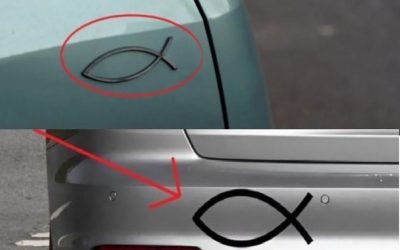 Was bedeutet ein Fischaufkleber auf der Heckscheibe eines Autos?
