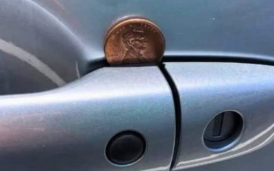 Ich habe mein Auto heute auf dem Parkplatz abgestellt. Als ich zurückkam, steckte eine Münze im Türgriff der Beifahrertür. Komisch, oder? Was bedeutet das? 👇