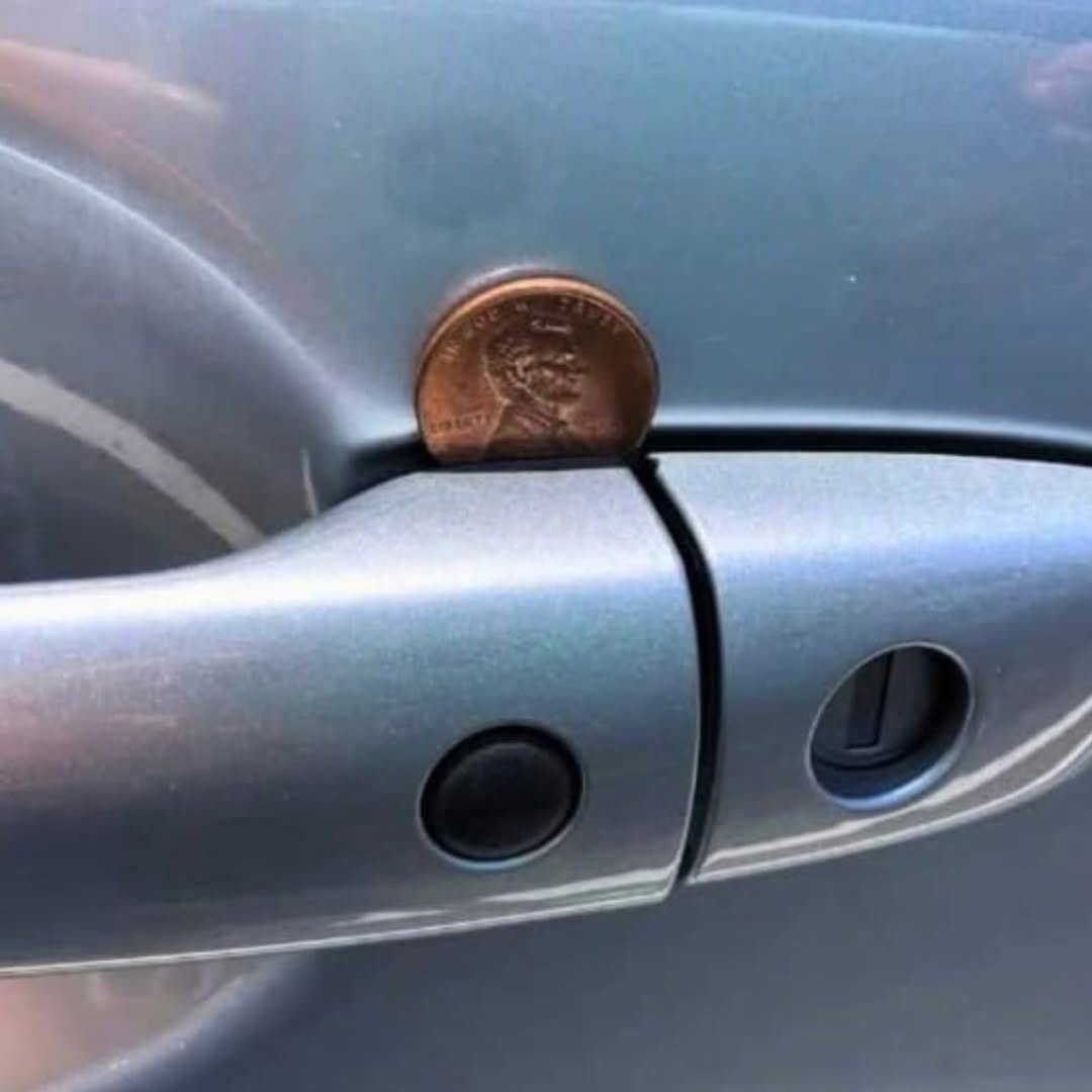 Ich habe mein Auto heute auf dem Parkplatz abgestellt. Als ich zurückkam, steckte eine Münze im Türgriff der Beifahrertür. Komisch, oder? Was bedeutet das? 👇