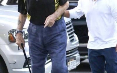 Können Sie erraten, wer das ist? Dieser legendäre Schauspieler wurde in New York gesichtet und wirkt mit seinen 87 Jahren sichtlich gebrechlich. Einst gefeiert für sein immenses Charisma, seine Kraft und seine ikonischen Filmrollen, sind seine Fans erstaunt darüber, wie die Zeit selbst die beständigsten Hollywood-Stars verändert. Erkennen Sie ihn? Die Antwort finden Sie im Top-Kommentar!