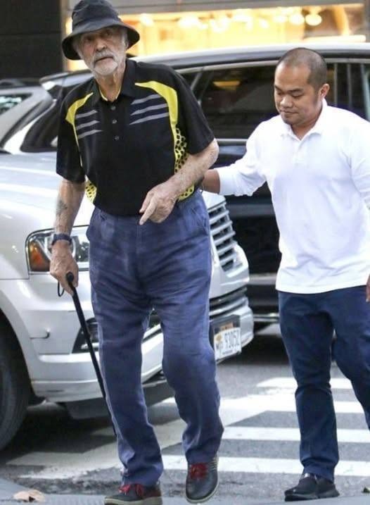 Können Sie erraten, wer das ist? Dieser legendäre Schauspieler wurde in New York gesichtet und wirkt mit seinen 87 Jahren sichtlich gebrechlich. Einst gefeiert für sein immenses Charisma, seine Kraft und seine ikonischen Filmrollen, sind seine Fans erstaunt darüber, wie die Zeit selbst die beständigsten Hollywood-Stars verändert. Erkennen Sie ihn? Die Antwort finden Sie im Top-Kommentar!