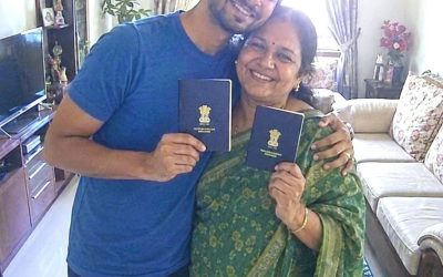 Ich heiratete eine 60-jährige Frau, obwohl ihre ganze Familie dagegen war – doch als ich sie berührte, offenbarte sich ein schockierendes Geheimnis… Mein Name ist Arjun Mehra. Ich bin 20 Jahre alt, 1,80 m groß und studiere im zweiten Jahr an einer renommierten Universität in Neu-Delhi. Mein Leben verlief normal, bis ich Kavita Rao kennenlernte – eine 60-jährige, wohlhabende Frau, die einst eine Kette von Luxusrestaurants in Mumbai besaß und nun im Ruhestand ist. Wir trafen uns bei einer Wohltätigkeitsveranstaltung unserer Schule in Gurugram. Kavita war attraktiv. Ihr Haar war silbern, ihre Augen scharf und doch sanft. Ihr langsamer, aber selbstbewusster Gang fesselte einen jungen Studenten wie mich. Danach lud sie mich auf einen Tee in ihre alte Villa in Süd-Delhi ein. Wir unterhielten uns stundenlang. Ihre Lebensgeschichte berührte mich tief: eine Frau, die alles hatte – Macht, Geld, Ruhm – und doch einsam war. Sie hatte keine Kinder, und ihre Ehe war still und leise geschieden. Ich weiß nicht, wann ich mich in sie verliebte. Nicht wegen ihres Geldes, sondern wegen ihres Blicks – wie der einer Frau, die selbst Verlust erlebt und verstanden hatte. Drei Monate später, an einem regnerischen Abend, kniete ich vor ihr nieder und sagte: „Das Alter ist mir egal. Ich weiß nur, dass ich mit dir zusammen sein will.“ Die Nachricht verbreitete sich wie ein Lauffeuer. Meine Familie war außer sich. Sie dachten, ich sei „gekauft“ worden. Mein Vater – ein pensionierter Offizier – schlug mit der Faust auf den Tisch: „Du bringst Schande über die Familie! Sie ist so alt wie deine Mutter!“ Meine Mutter weinte bitterlich. Freunde verspotteten mich. Aber das war mir egal. Ich verließ mein Elternhaus und vollzog alle Hochzeitsrituale allein. Die Hochzeit fand in Frau Kavitas Villa statt, nur wenige ihrer alten Freunde waren anwesend – allesamt einflussreiche Geschäftsleute. Ich war der Jüngste dort, und die Leute musterten mich mit einer Mischung aus Neugier und Hass. In der Hochzeitsnacht war ich so nervös, dass mein Herz hämmerte. Der Raum war von Hunderten von Duftkerzen erleuchtet. Frau Kavita kam in einem weißen Seidennachthemd aus dem Badezimmer, der Duft ihres Parfums lag in der Luft. Sie setzte sich neben mich. Ihre Augen waren sanft, aber undurchschaubar. Sie reichte mir einen dicken Ordner, drei Kopien von Grundbuchauszügen aus Mumbai und die Schlüssel zu einem silbernen Rolls-Royce Phantom. Ich war wie gelähmt. „Was… tun Sie da? Ich brauche diese Dinge nicht.“ Sie lächelte leicht – ein Lächeln, das zugleich sanft und kalt war. „Arjun, wenn du diesen Weg gewählt hast, solltest du die Wahrheit kennen. Ich habe dich nicht geheiratet, weil ich einsam bin… ich habe dich geheiratet, weil ich einen Erben brauche.“ Ihre Worte brachten mich in Rage. „Erbe? Was meinen Sie damit?“ Kavita sah mich direkt an. Ihre Stimme wurde leiser und schwerer. „Ich habe keine Kinder. Mein Vermögen – mehr als 20 Milliarden Rupien – würde, wenn es nicht beansprucht würde, an Verwandte fallen, die nur auf meinen frühen Tod warten. Ich möchte, dass es Ihnen gehört. Aber …“ Sie hielt inne und holte tief Luft. „Es gibt eine Bedingung.“ Die Luft im Raum war zum Schneiden. Ich schluckte schwer. „Welche Bedingung …?“, fragte sie, ohne den Blick von mir abzuwenden … (Lesen Sie die ganze Geschichte im ersten Kommentar unten.)