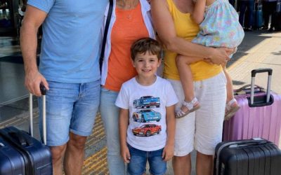Mein Mann hatte für sich und seine Mutter Plätze in der ersten Klasse gebucht und mir dann drei Tickets in der Economy-Klasse für die Kinder gegeben – also habe ich ihm noch vor dem Abflug eine Lektion erteilt.