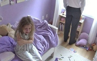„911, was ist da los, Liebling?“, fragte er und senkte seine Stimme, bis sie fast nur noch ein Flüstern war.