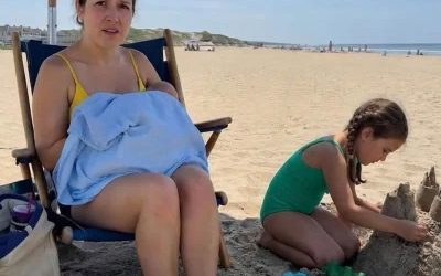 Eine Frau filmte mich beim Stillen meines Babys am Strand – dann stellte meine 8-jährige Tochter ihr eine Frage, die alle sprachlos machte.
