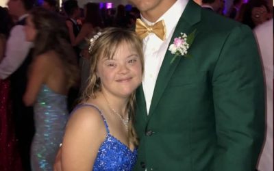 Der Star-Quarterback hat meine Tochter mit Down-Syndrom zum Abschlussball eingeladen – doch als ich fand, was er in seinem Smoking versteckt hatte, flüsterte er: „Sei still, ihretwegen.“