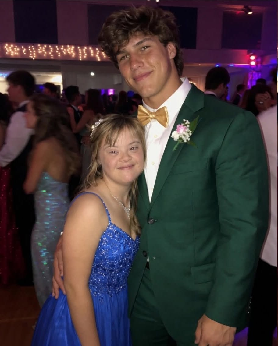 Der Star-Quarterback hat meine Tochter mit Down-Syndrom zum Abschlussball eingeladen – doch als ich fand, was er in seinem Smoking versteckt hatte, flüsterte er: „Sei still, ihretwegen.“
